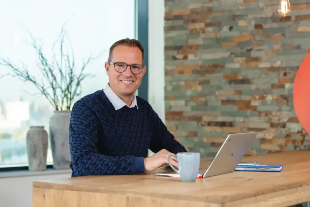 Man achter laptop kosten website laten maken