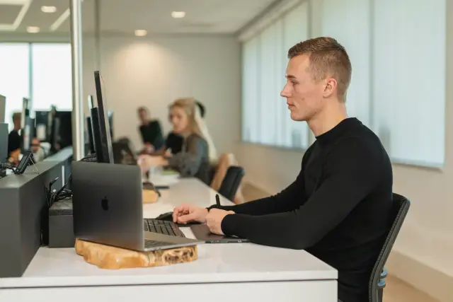 Man druk bezig op het internet